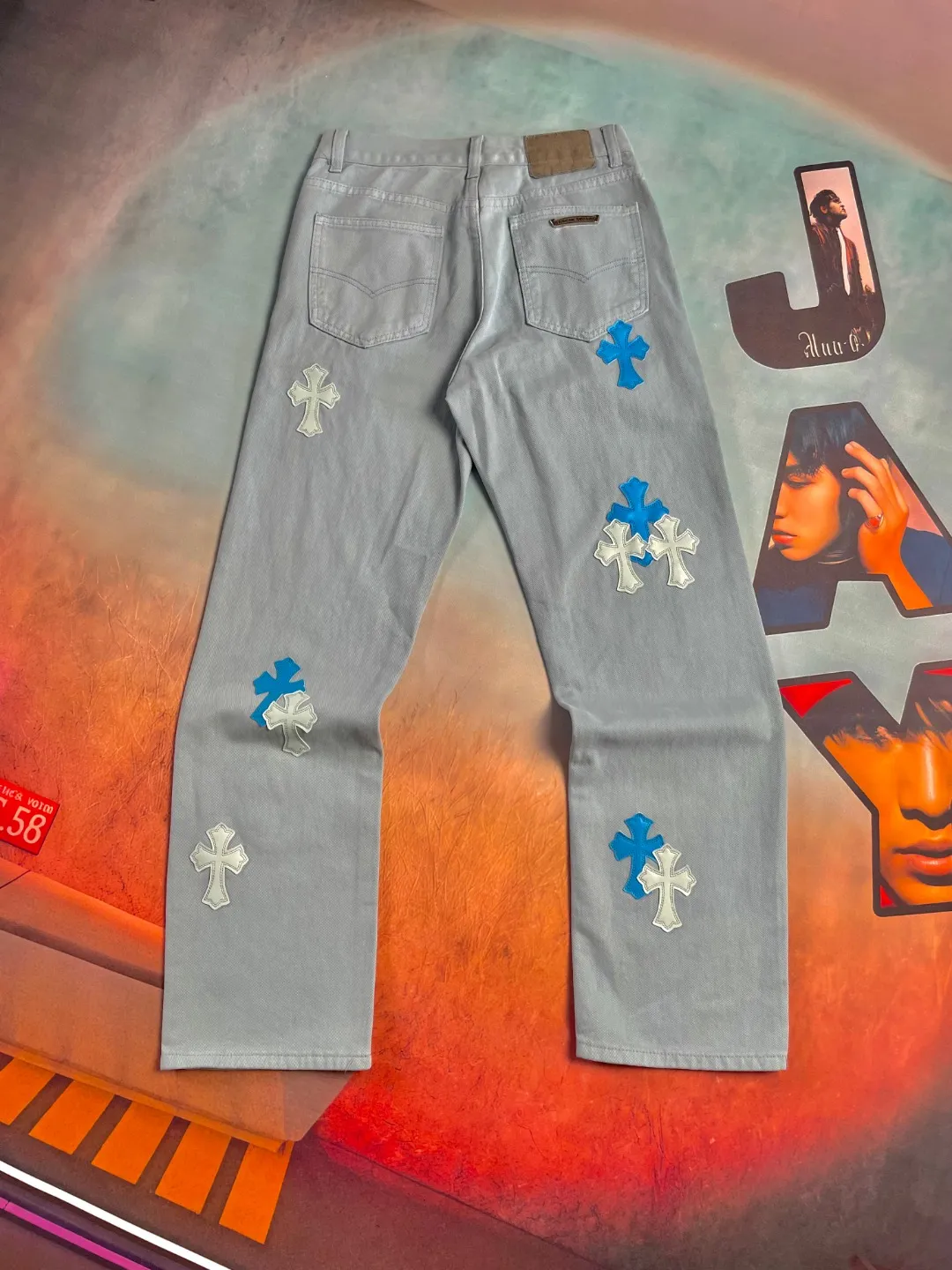 🅿️320 🔘Style No.-KL127 🔘Cro Heart 𝐂𝐡𝐫𝐨𝐦𝐞 𝐇𝐞𝐚𝐫𝐭 25SS Miami-limited Drake co-branded cross patch leather jeans* Cro Heart 25SS divine pants: dopamine ice blue, blowing up the fashion circle Fashion pioneers, gather your attention! Chrome Hearts 25SS new dopamine ice blue cross patch leather washed jeans make a shocking debut. This is no ordinary pair of pants, but a fearless exploration of the limits of fashion. Croxin has always dominated the fashion industry with unique designs, and this time it breaks through itself. The fresh icy blue tone is like the clear melting glacier water in summer, or the dreamy blue reflected in the clear sky. It is filled with endless youthful vitality, instantly breaking the dullness and making you a dazzling presence in the crowd. The trousers adopt a mid-high waist design, which fits the natural curve of the human body and cleverly raises the waistline position, visually elongating the leg lines easily and making the legs longer in seconds. At the same time, it perfectly creates a lazy and casual style atmosphere, without deliberate restraint, but full of fashionable energy. Whether you are strolling on the street or attending a fashion party, you can feel confident and show your casual and comfortable fashion attitude. It has easily become a fashion darling that trendy men and women can't put down, and it deserves to be a must-have item in the wardrobe. Not only that, the cross leather on the pants is full of details and carefully made of high-quality materials. Each one seems to tell the brand story of Croxin, adding a mysterious and profound fashion charm to the pants. After a unique washing process, the fabric presents a unique texture. The upper body is soft and comfortable, has good breathability, and the wearing experience is impeccable.  Size: S M L XL (28.30.32.34) Color: Ice Blue